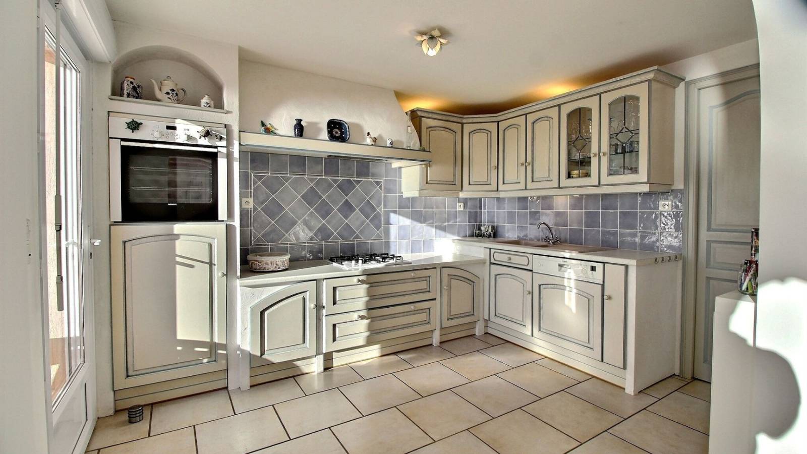 villa avec cuisine ouverte sur le séjour ainsi qu'une superbe vue mer au Lavandou