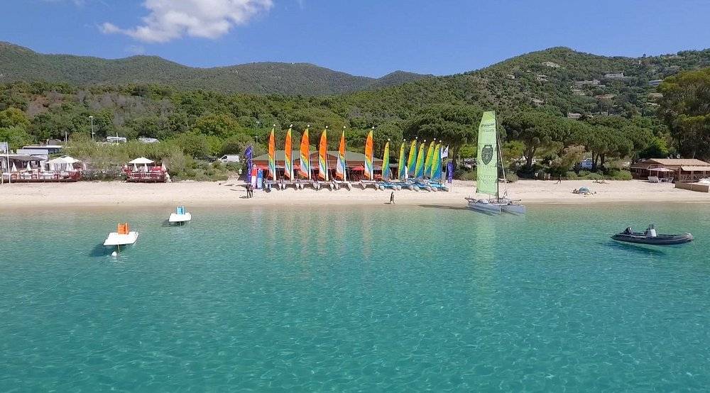 Découvrez La Voile de Cavalière au Lavandou : restaurant de plage, bar à cocktails et activités nautiques variées