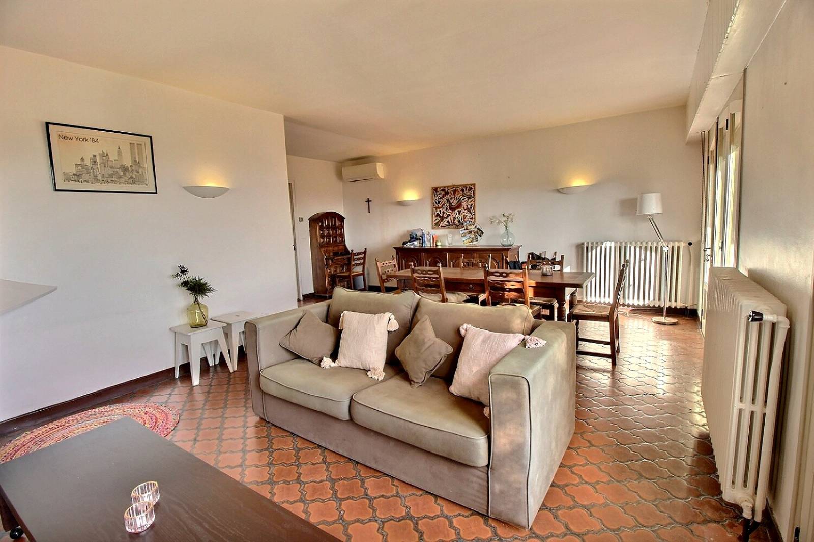 grand salon dans maison de luxe