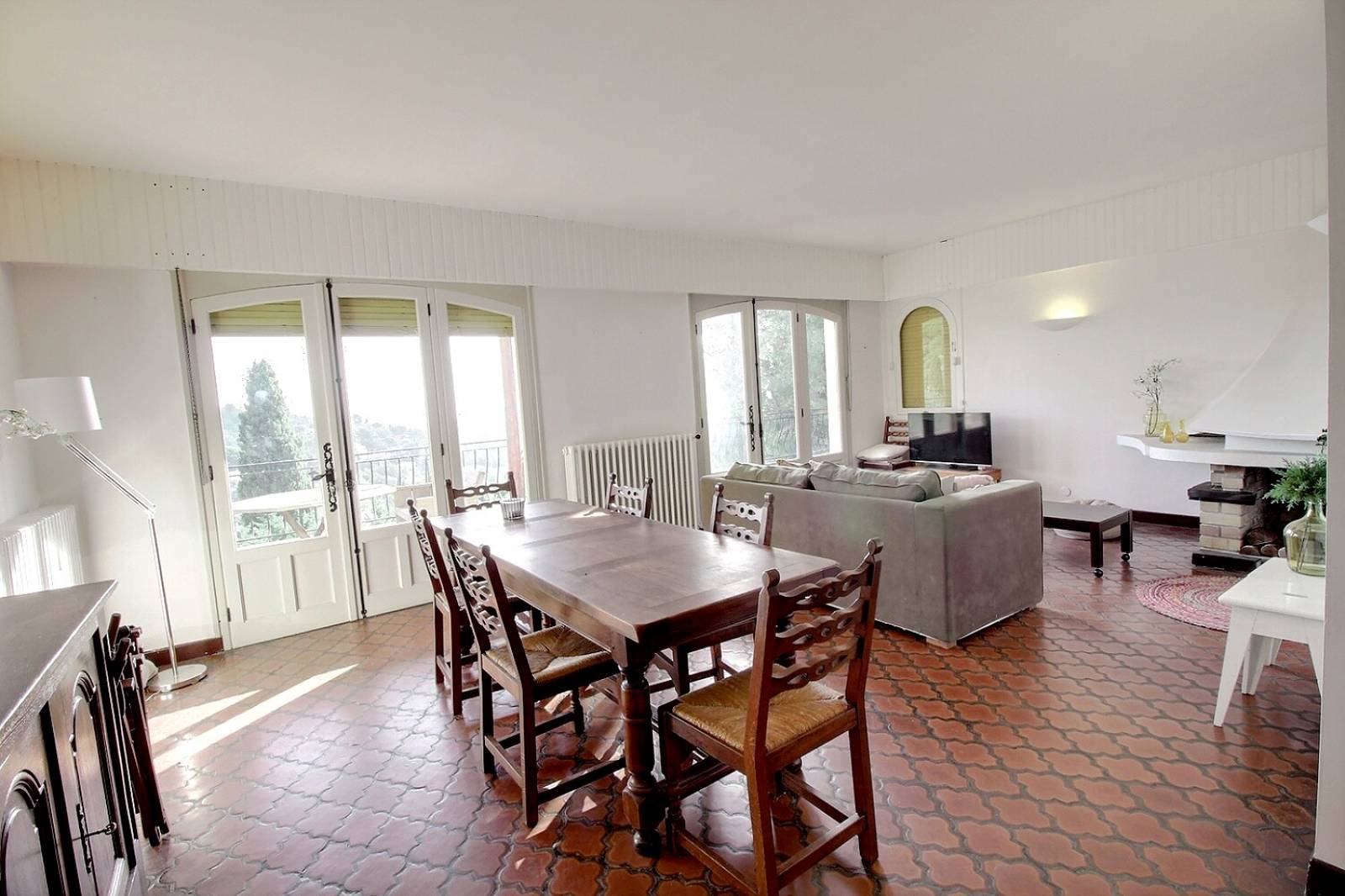 Salon salle à manger dans belle maison de luxe à bormes