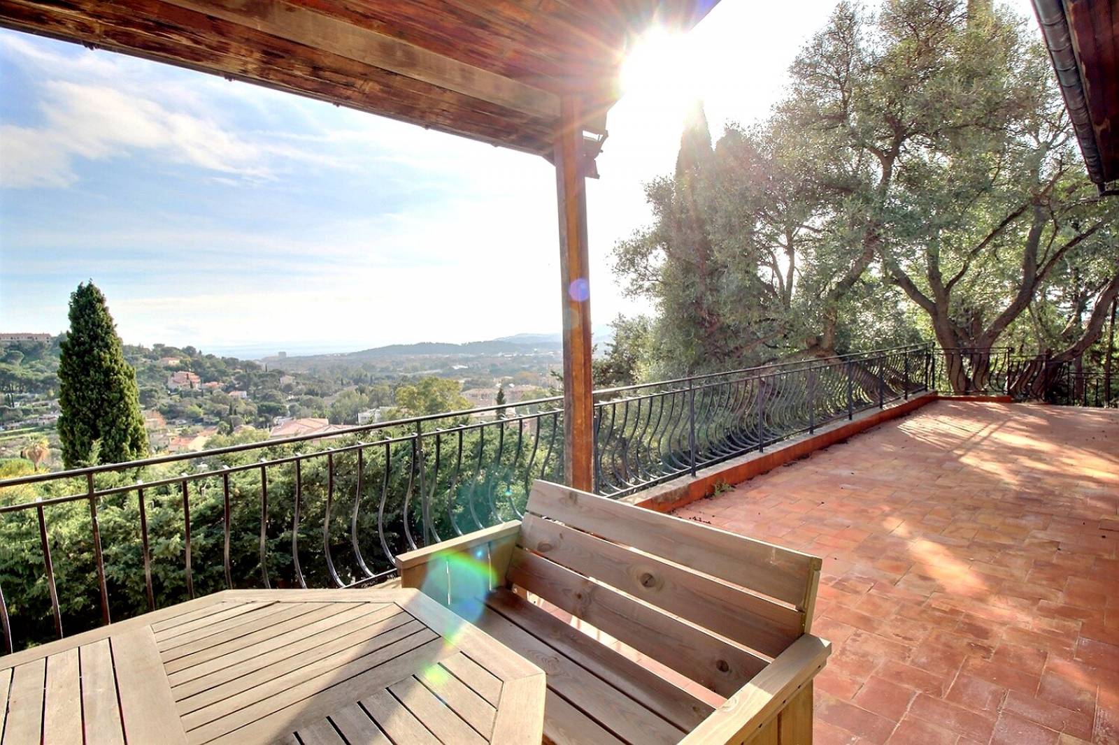 Terrasse avec belle vue mer soleil proche des plages