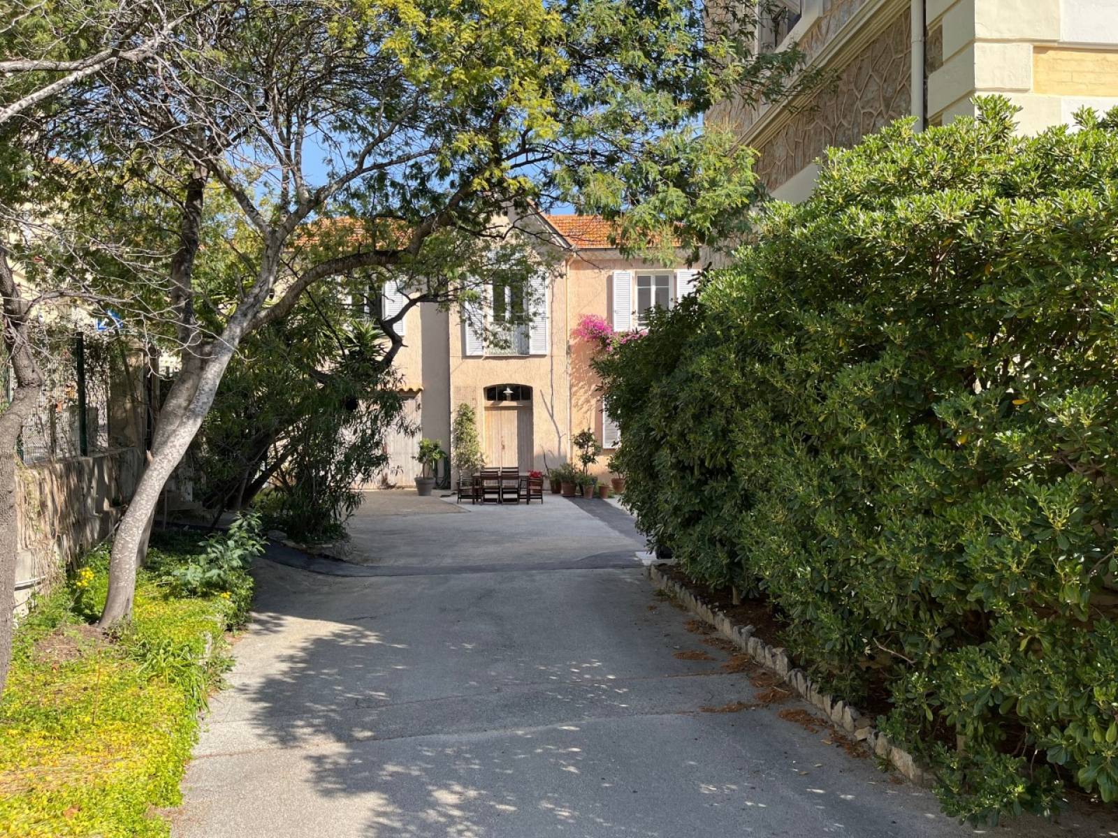 Appartement de charme Hyeres  Beau potentiel, hauts plafonds, garage