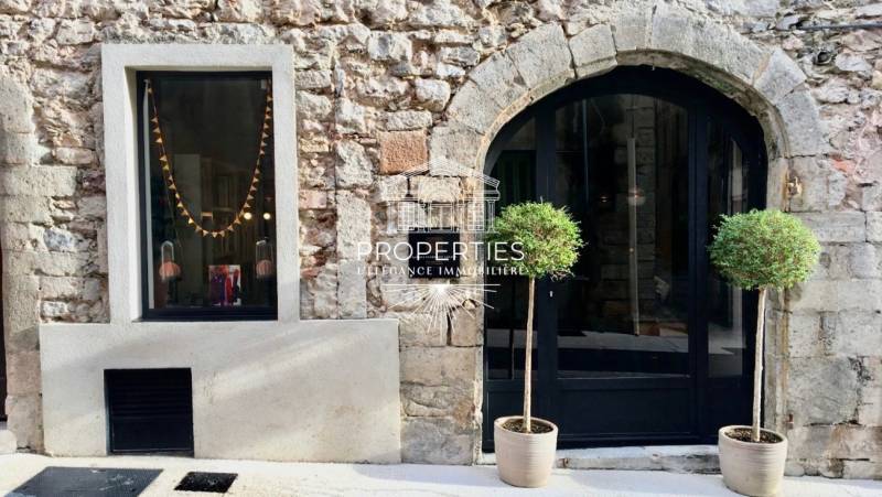 À VENDRE murs commerciaux libres rénovés par architecte sur le parcours des Arts à Hyères