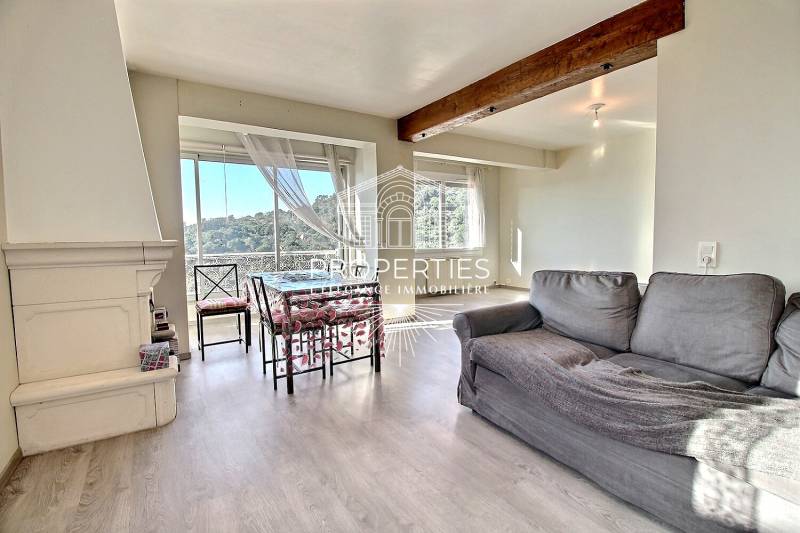 À vendre spacieux appartement T4 en duplex avec terrasse et vue dégagée à Bormes-les-Mimosas