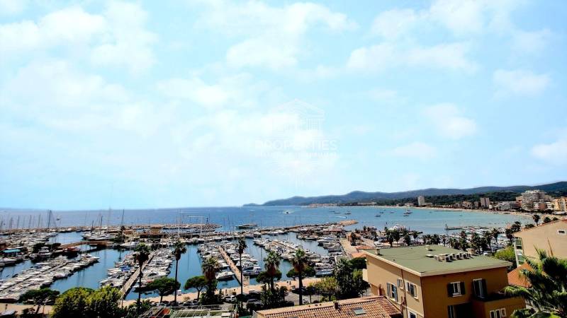 A vendre, dernier étage, Rooftop, deux chambres pour cet appartement avec belle vue mer au Lavandou