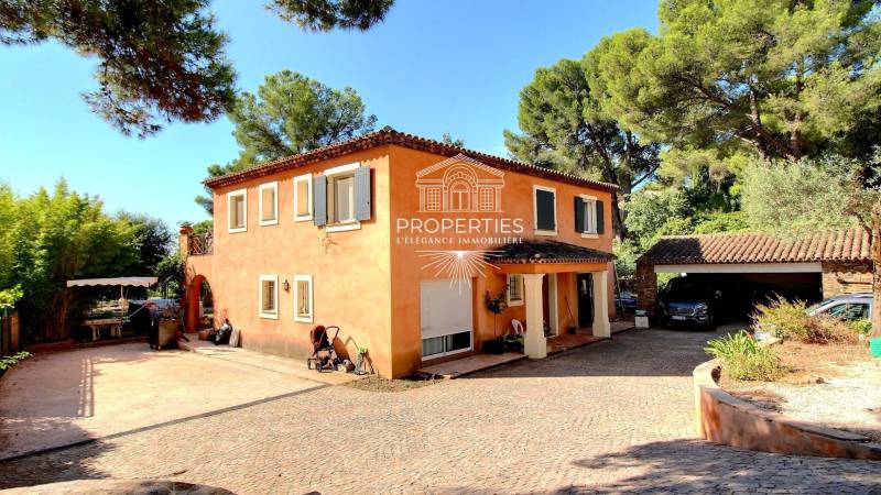 A vendre grande villa à La FAVIERE sur  BORMES-LES-MIMOSAS, au calme de 190m² proches des plages et des commodités.