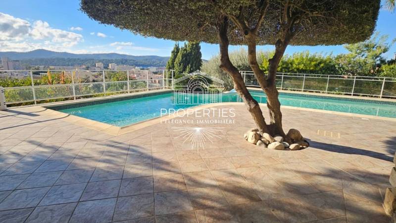 AU LAVANDOU MAGNIFIQUE VILLA SUR LES HAUTEURS