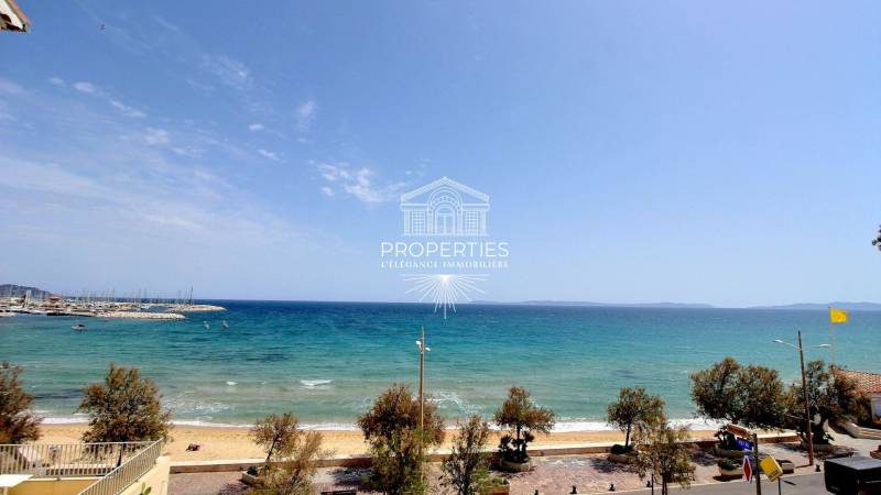 vue dégagée sur la magnifique plage du Lavandou