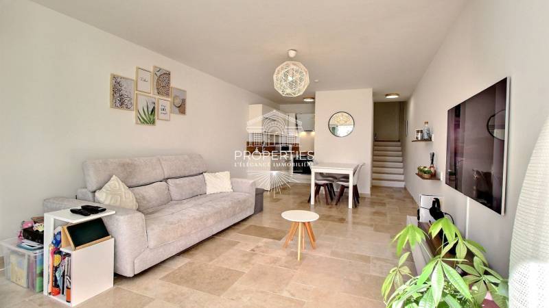 APPARTEMENT ENTIEREMENT RENOVE EN HYPER CENTRZ DU LAVANDOU 