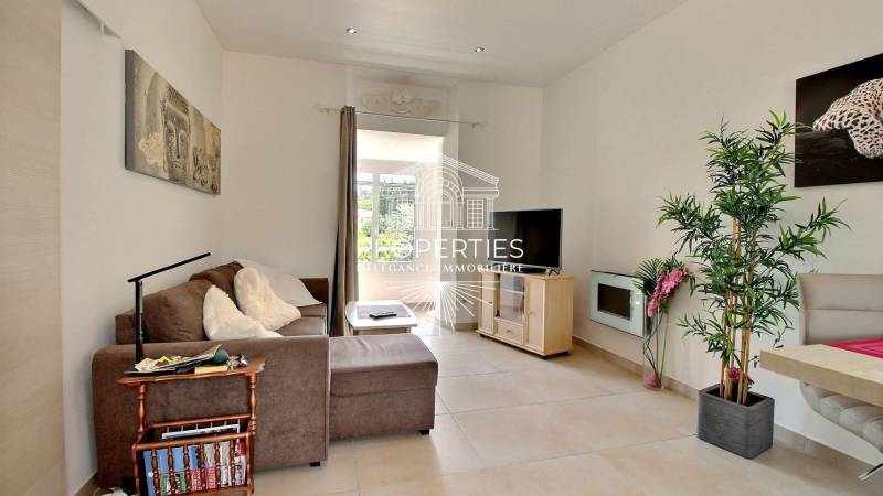 À vendre superbe résidence de trois appartements meublés à seulement 150 mètres des plages au Lavandou dans le Var