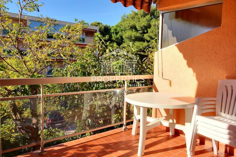 À louer à Bormes-les-Mimosas, superbe T2 rénové avec terrasse et parking dans résidence sécurisée de La Favière.