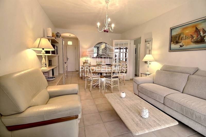 À vendre au Le Lavandou T3 traversant avec terrasse plein sud dans résidence avec piscines proche plages