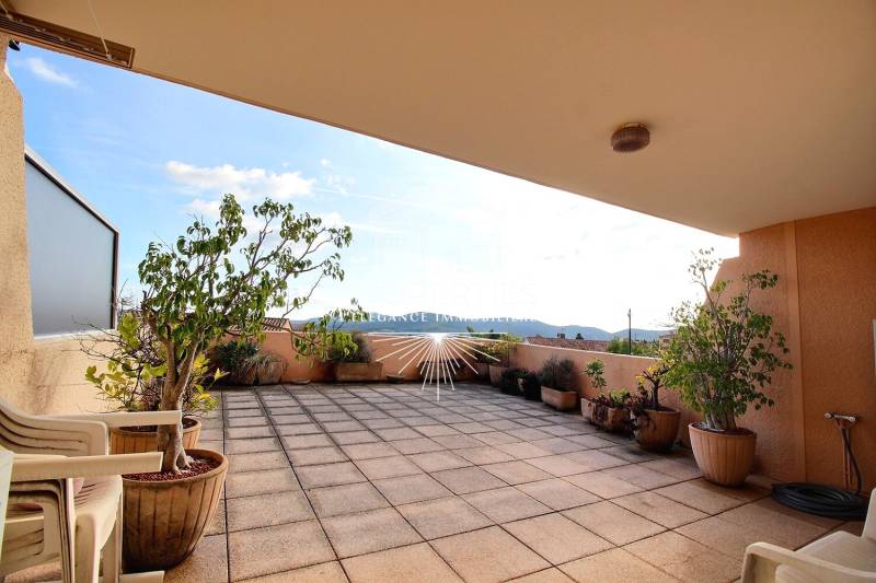 À CÉDER – Bormes-les-Mimosas – Locaux + terrasses + potentiel habitation