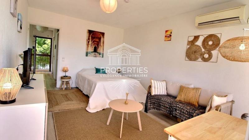 Appartement à louer avec terrasse ensoleillée dans résidence sécurisée à La Favière