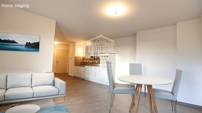 À découvrir au Lavandou, magnifique appartement deux pièces proche centre-ville et plages, résidence récente avec piscine.