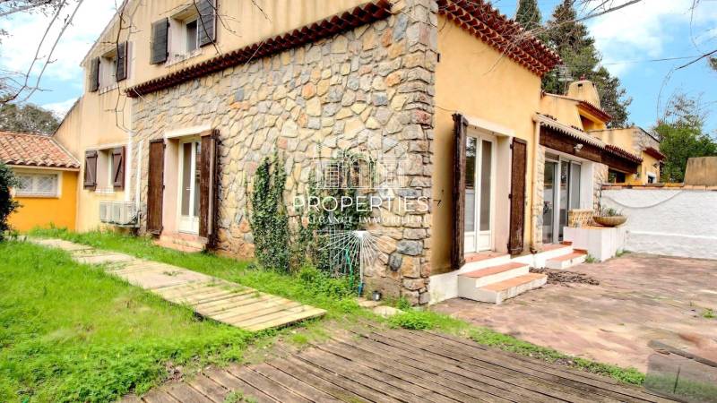 A vendre ensemble immobilier de 22 pièces avec entrepôt, deux maisons et terrains agricoles à vendre entre La Farlède et La Crau