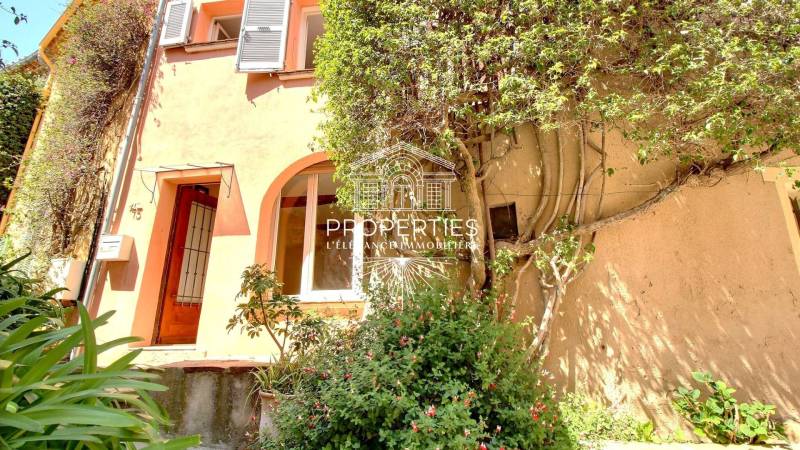 Belle maison de ville rénovée dans le village médiéval de Bormes-les-Mimosas, proche du Lavandou, au calme absolu