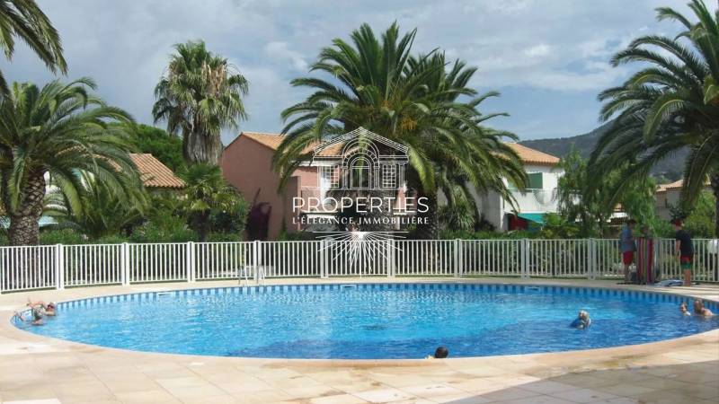 Mazet duplex avec jardinet, piscine et parking dans résidence sécurisée au Lavandou, proche plages