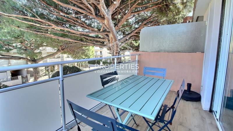 Appartement T3 rénové avec terrasse, aperçu mer et à 50 mètres de la plage a CAVALAIRE SUR MER.