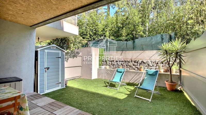 Appartement T1 en rez-de-jardin à Carqueiranne, proche port, commerces, terrasse, parking privatif et sécurisé