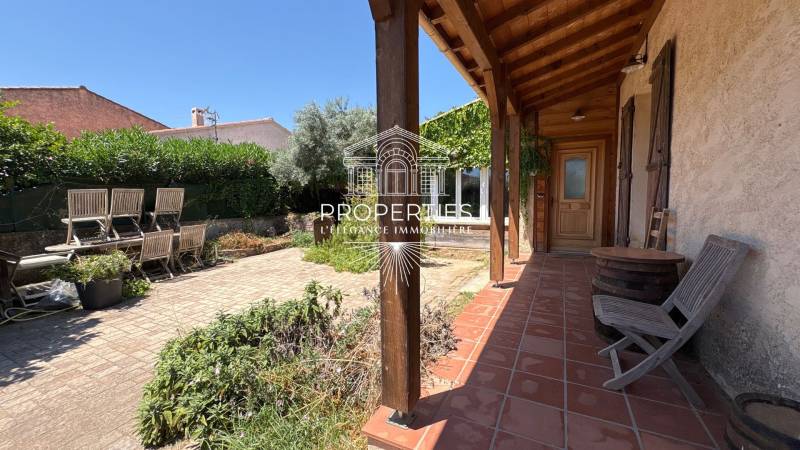 À vendre à Hyères  maison T5 familiale avec véranda, jardin, atelier et beaux volumes