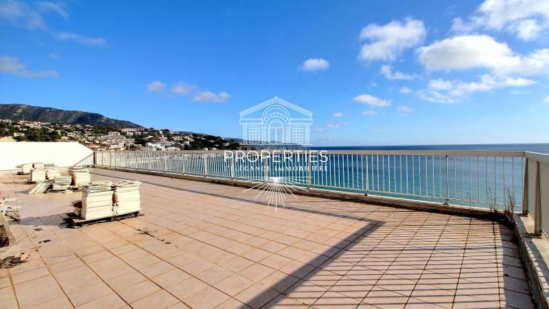 A la vente cet appartement avec magnifique vue mer à entièrement rénové au Lavandou