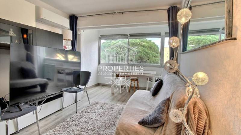 A vendre au Lavandou, T2 rénové avec cuisine équipée, loggia fermée et parking, parfait investissement locatif.