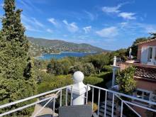 Properties Agency -  Achat villa contemporaine avec vue panoramique et belle piscine à Cavalaire-sur-Mer 83240